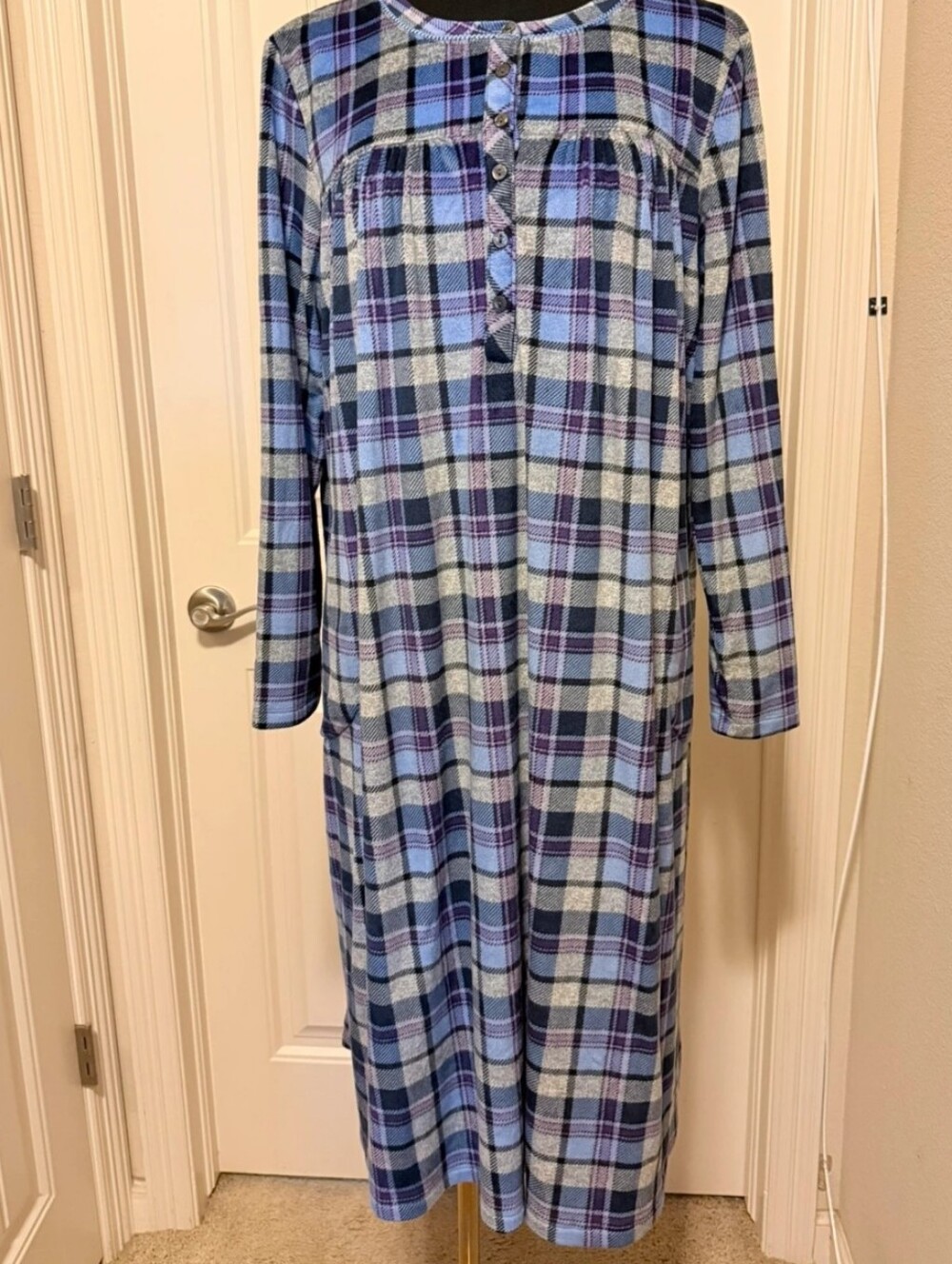 Women's Aria Size L Velour Nightgown Midi Length Long Sleeve Blue Plaid Pockets